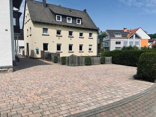 Ansicht mit PKW-Stellplätzen - Hilders-Kerngemeinde. Sehr gepflegtes 3Familienhaus !