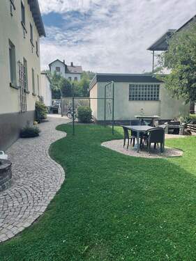 Außenbereich mit Doppelgarage. - 