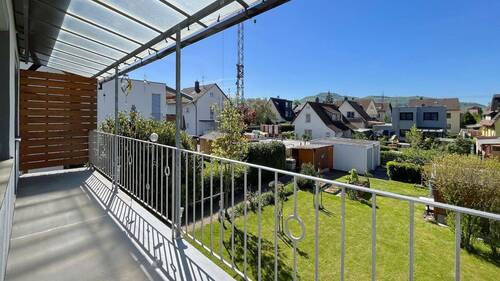 Überdachter Südwest-Balkon mit Weitblick auf den Schönberg - 