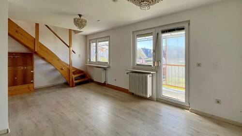 Heller Wohnbereich mit Treppe zu den Hobbyräumen im Dachgeschoss - 
