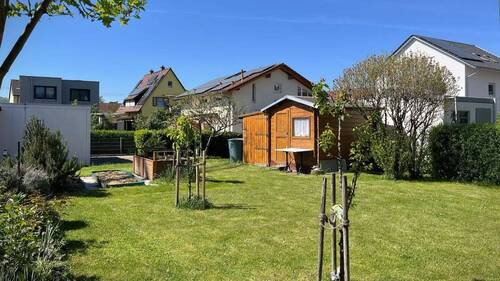 Weitläufiger Garten mit Gartenhaus - 