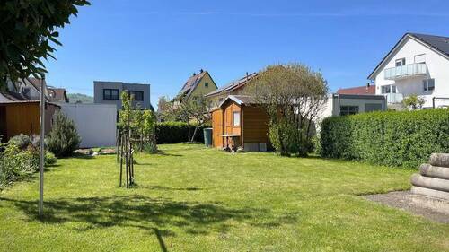 Der Garten bietet ausreichend Platz für Entspannung, Spiel und gemeinsames Beisammensein - 