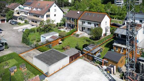 Blick auf das Grundstück mit großem Garten - 4 Zimmer Mehrfamilienhaus, Wohnhaus in Freiburg i. Br. / Haslach