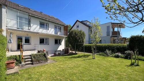 Große Grünfläche im Garten - Mehrfamilienhaus, Wohnhaus mit 157,00 m&sup2; in Freiburg i. Br. / Haslach zum Kaufen