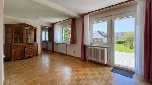 Die Terrasse ist vom Wohnzimmer im Erdgeschoss direkt zugänglich - 