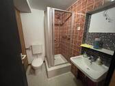 Kleines Badezimmer im Keller - 