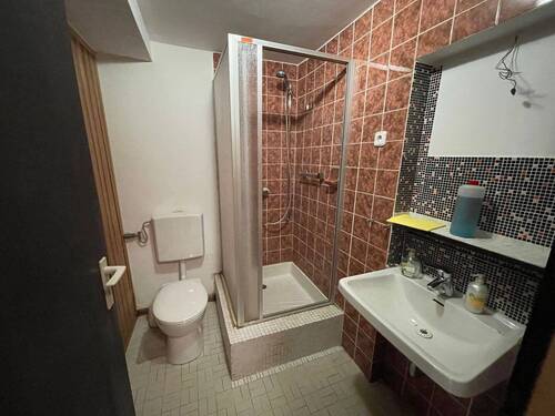 Kleines Badezimmer im Keller - 