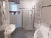 Bad mit Dusche und ... - 