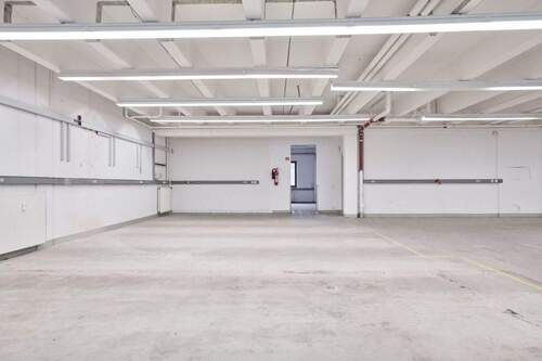 Attraktive Büro-Lager-Kombination mit ebenerdigem Rolltor - Großzügige Büroetagen - All-in-Miete