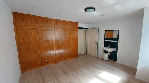 Zimmer mit Einbauschrank im Obergeschoss - 