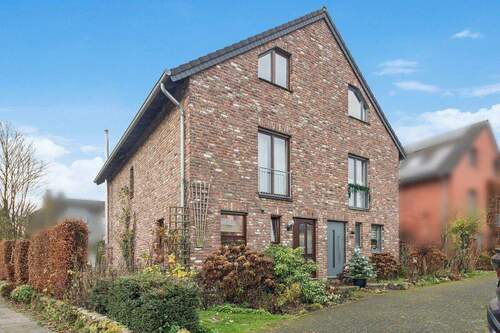 Grundstücks- und Hausansicht (Vorderseite) - 5 Zimmer Doppelhaushälfte zum Kaufen in Aachen / Brand