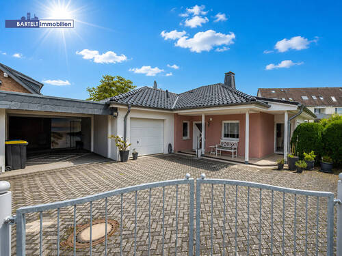 Eingangsansicht mit Zaunanlage - 4 Zimmer Einfamilienhaus in Pattensen