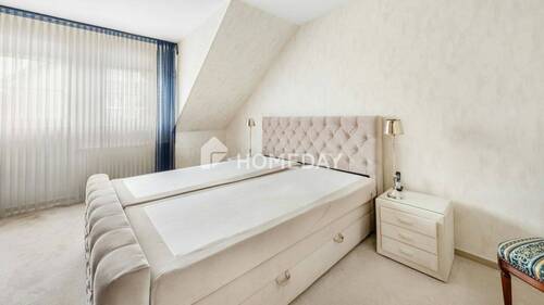 1. OG Schlafzimmer 1 - 