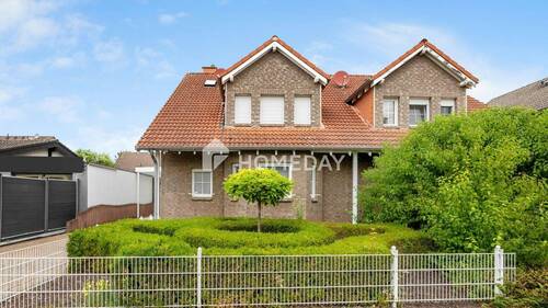 Außenansicht 2 - Einziehen & Wohlfühlen! Stets modernisierte DHH mit gepflegter Ausstattung & hübschem Außenbereich