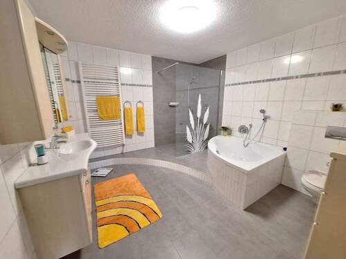 Badezimmer EG - Mehrfamilienhaus, Wohnhaus mit 210,00 m&sup2; in Nürnberg zum Kaufen