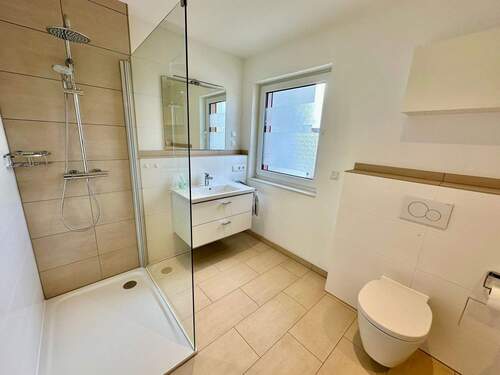 Geräumiges Tageslichtbad - 