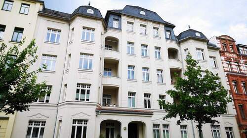 Gebäudevorderseite - +++ Investment mit Charakter. Attraktive 2-Zimmer-Wohnung in Chemnitz - Stadtteil Schloßchemnitz +++