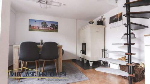 Wohnzimmer mit Kachelkamin - Mehrfamilienhaus, Wohnhaus in Garz