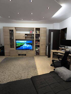 Titelbild - Wohnzimmer - Helle, möblierte 3-Zi.-Eigentumswohnung mit großem Balkon & Stellplatz in Augsburg-Oberhausen