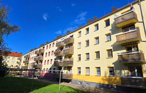 Wohnhaus Hinteransicht - Vermietete 4-Zimmer-Wohnung mit Balkon in sehr beliebter Wohngegend
