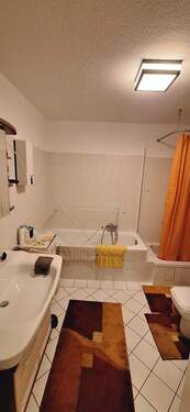 Bad mit Dusche und Badewanne - 