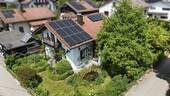Blick zum Haus mit sonnigem Garten - 5 Zimmer Einfamilienhaus zum Kaufen in Stephanskirchen