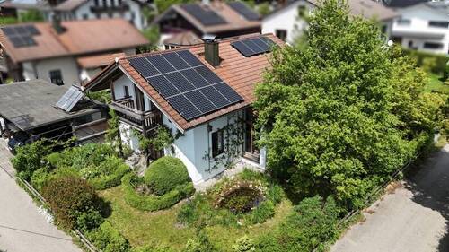 Blick zum Haus mit sonnigem Garten - 5 Zimmer Einfamilienhaus zum Kaufen in Stephanskirchen