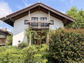 Blick zum Haus, Balkon + Terrasse - 5 Zimmer Einfamilienhaus in Stephanskirchen