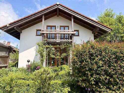Blick zum Haus, Balkon + Terrasse - 5 Zimmer Einfamilienhaus in Stephanskirchen