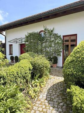 Zugang zum Haus - Einfamilienhaus mit 131,00 m&sup2; in Stephanskirchen zum Kaufen