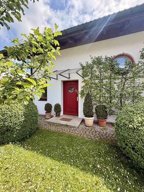 Zugang zum Haus mit überdachtem Eingang - 