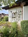 Blick in den Garten mit Gartenteich - 