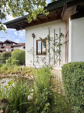 Blick in den Garten mit Gartenteich - 