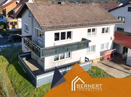 Seitenansicht - Geräumiges Zweifamilienhaus mit Garten in ruhiger Lage von Mitwitz