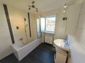 Badezimmer mit Fenster und Dusch/Badewanne (EG) - 