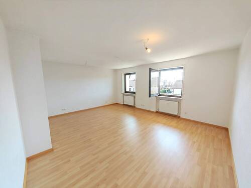 Helles, großzügiges Wohnzimmer (1.OG) - 