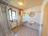 Badezimmer mit Dusche und 2 Waschbecken (1.OG) - 