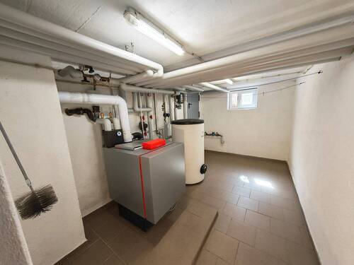 Der Heizungsraum mit der Ölheizung - 