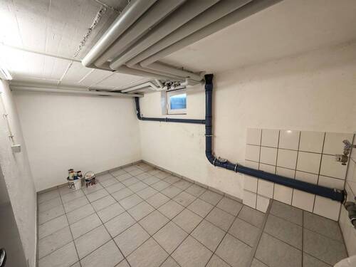 Einer von drei großzügigen Kellerräumen... - 