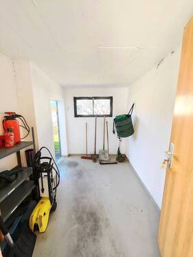 Kleiner Ablageraum für Gartengeräte mit Zugang zum hinteren Garten - 