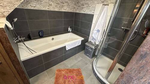 Dusche und Wanne im OG - 