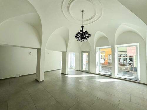 Verkaufsraum - Frischer Wind in ehrwürdigen Mauern - Gewerbeeinheit am Markt