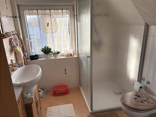 Bad mit Wanne und Dusche im DG - 