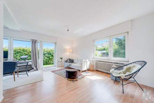 Wohnzimmer mit viel Fensterflächen - 4 Zimmer Einfamilienhaus zum Kaufen in Herzogenrath / Kohlscheid