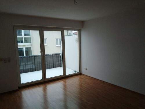 Wohnzimmer mit Balkon - 2 Zimmer Etagenwohnung in Frankenberg