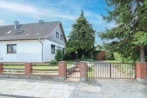 Außenansicht + Einfahrt - 4 Zimmer Einfamilienhaus zum Kaufen in Pasewalk
