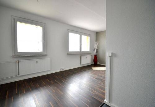 Wohnzimmer von Küche aus - Moderne 1 Raum Wohnung mit top Aussicht über Halle, ruhig und hell