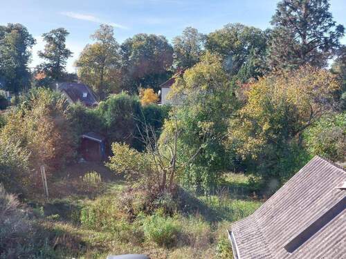 Blick ind den Garten mit Gerätehaus - Mehrfamilienhaus, Wohnhaus mit 139,00 m&sup2; in Schulzendorf zum Kaufen