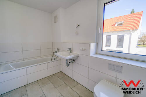 Bad mit Dusche und Wanne - 