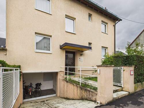 Hauseingang und Fahrradraum - 